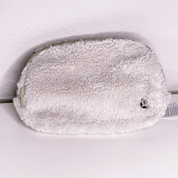 Lululemon Everywhere Belt Bag Cream Fleece‎ Sherpa One Size - Picture 1 of 7